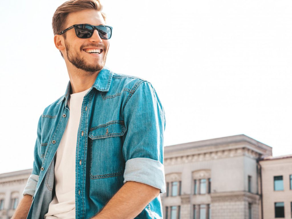 Okulary męskie przeciwsłoneczne są nieodłącznym elementem letniej garderoby dla każdego mężczyzny