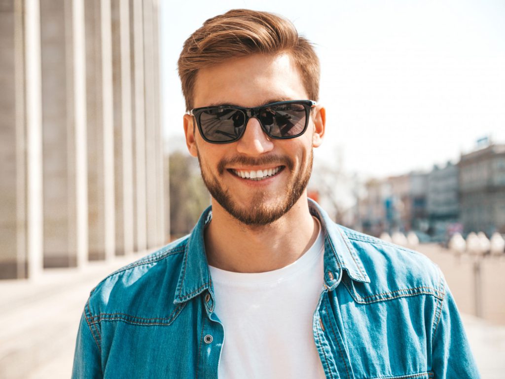 Okulary męskie przeciwsłoneczne są nieodłącznym elementem letniej garderoby dla każdego mężczyzny