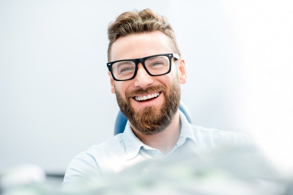 Tom Ford okulary: stylowe i eleganckie rozwiązanie dla mężczyzn z wadą wzroku