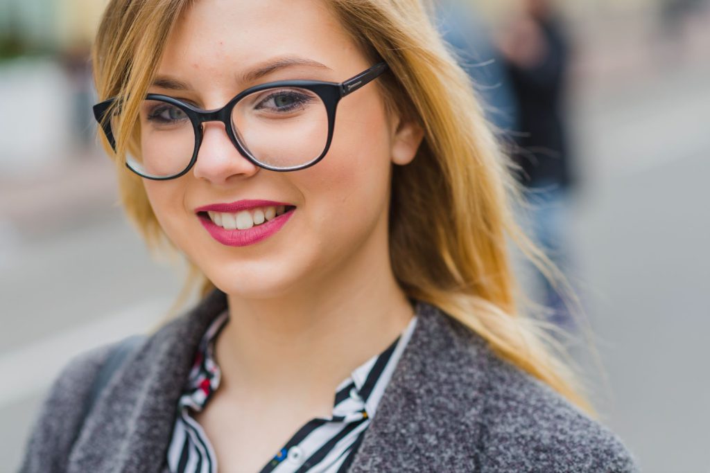 Okulary korekcyjne damskie to nie tylko narzędzie poprawiające wzrok, ale również modny dodatek. Dla wielu kobiet stanowią one ważny element stylizacji i podkreślają ich indywidualność