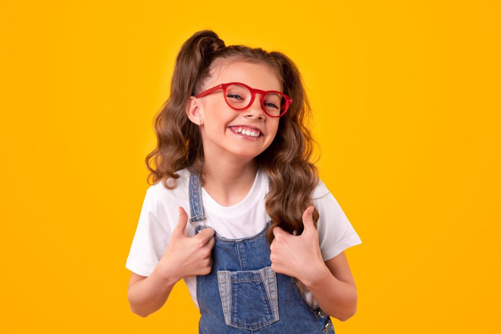 Wybierając markowe oprawki dla dziecięcych okularów korekcyjnych, warto zwrócić uwagę na kilka istotnych czynników