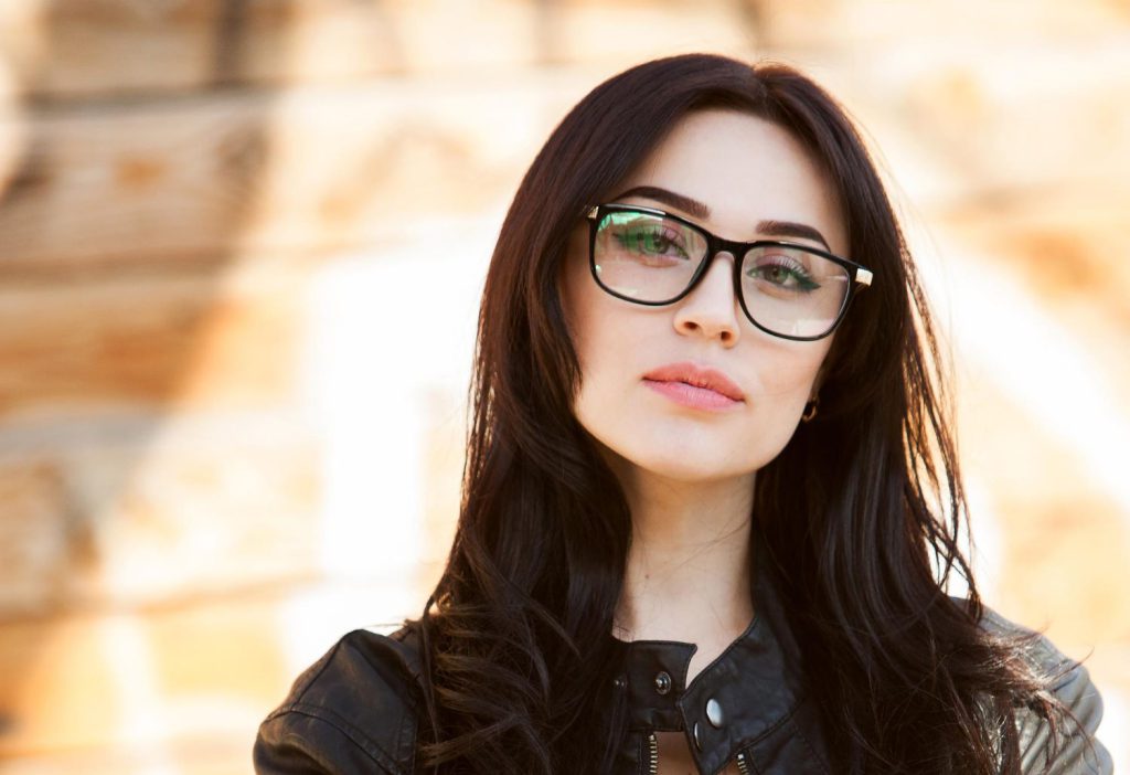 Oprawki markowych okularów korekcyjnych stanowią nie tylko narzędzie do poprawy wzroku, ale również doskonałą ozdobę twarzy