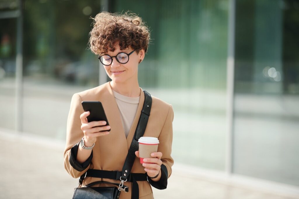 Stylowe spojrzenie: przewodnik po damskich oprawkach Tommy Hilfiger