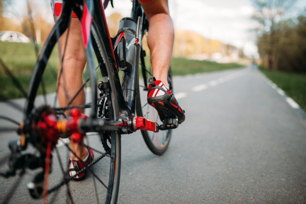 Trasa dookoła Polski to prawdziwy test dla każdego cyklisty, obejmujący różnorodne tereny – od górskich serpentyn przez malownicze doliny po miejskie aleje